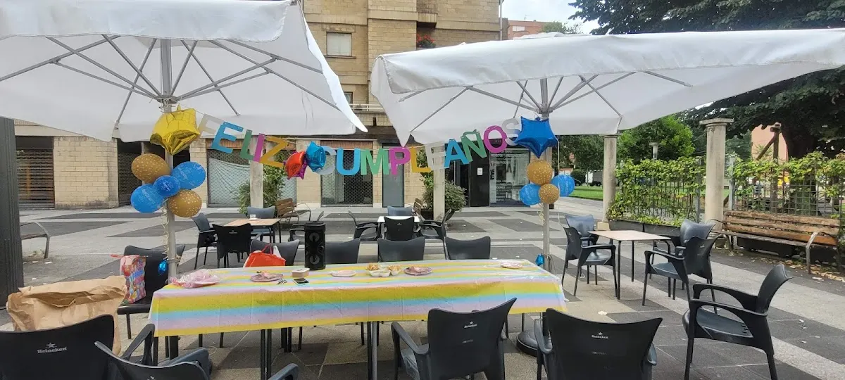 Mesas de la terraza de la Cafetería El Parque preparadas para una celebración.