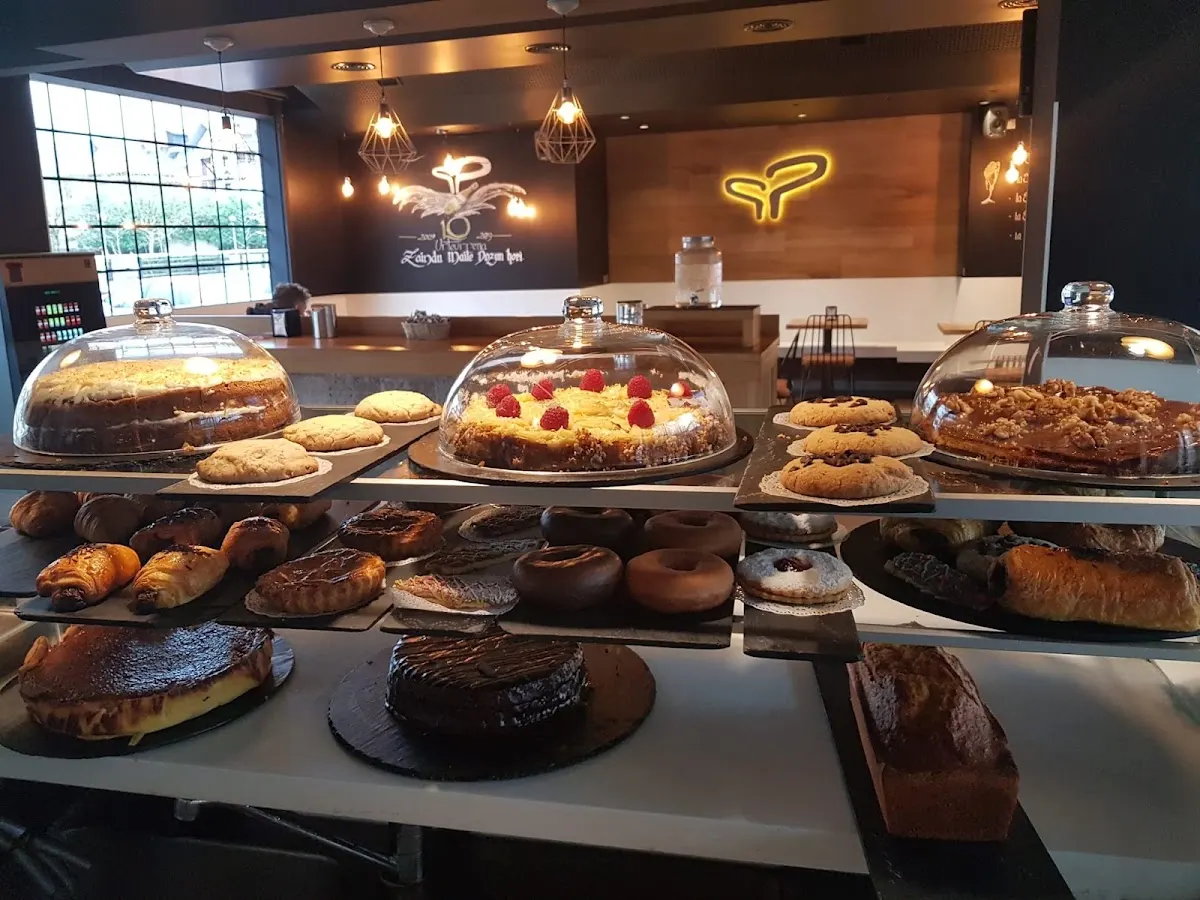 Vitrina de Cafetería Gora Gora con tartas, pasteles y otros dulces.
