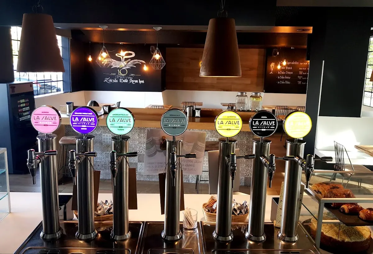 Grifos de cerveza en la barra de Cafetería Gora Gora.