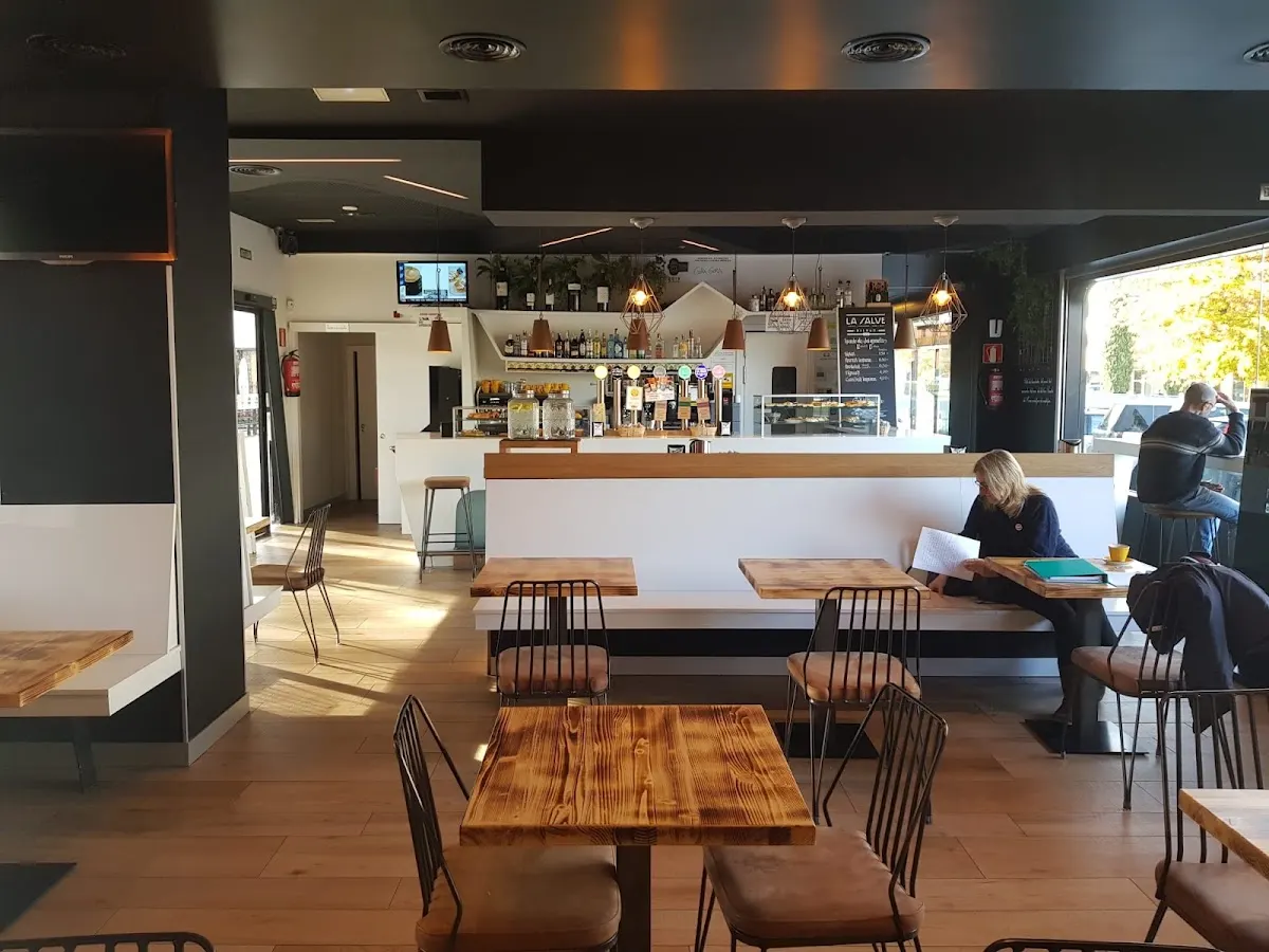 Mesas y barra en el interior de Cafetería Gora Gora.