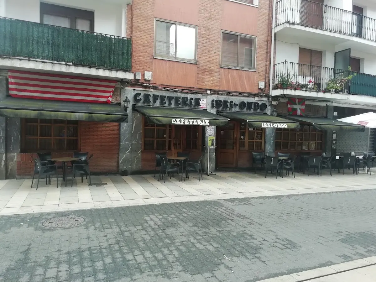 Fachada y terraza exterior de Cafetería Ibai Ondo en Iurreta.