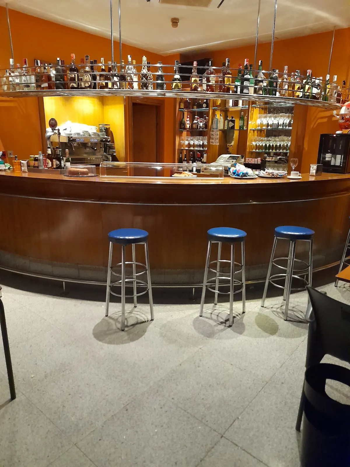 Barra y taburetes de la Cafetería Irala