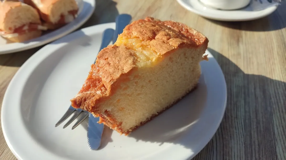 Porción de bizcocho servida en un plato