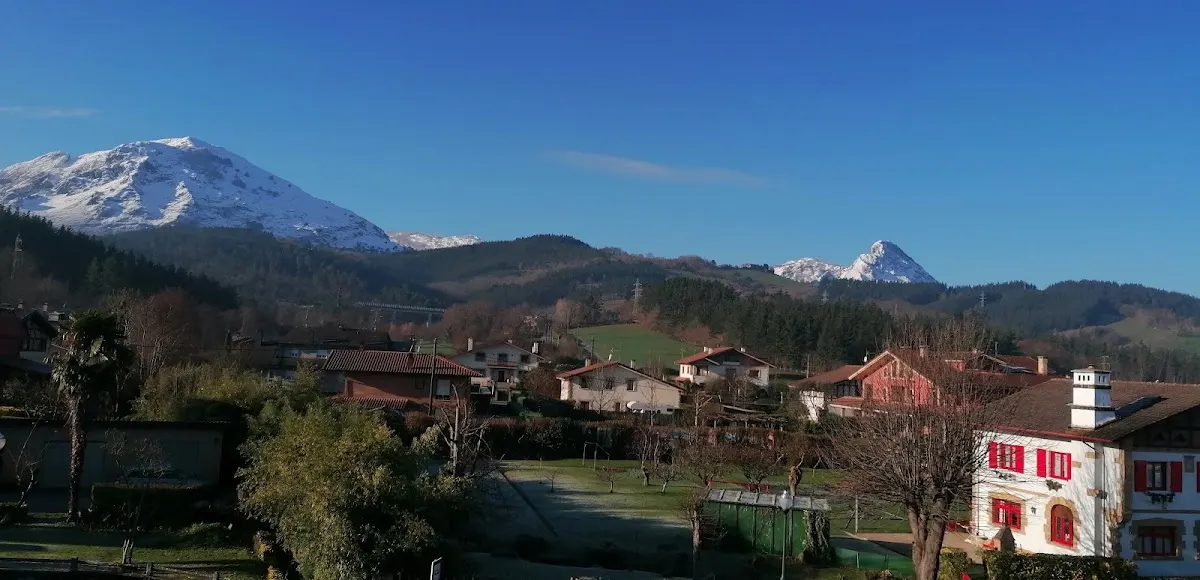 Vista de un paisaje montañoso y casas