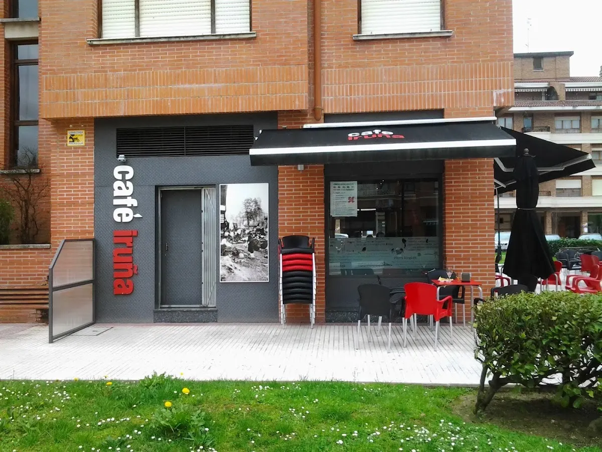 Fachada y terraza de Cafetería Iruña en Amorebieta-Etxano