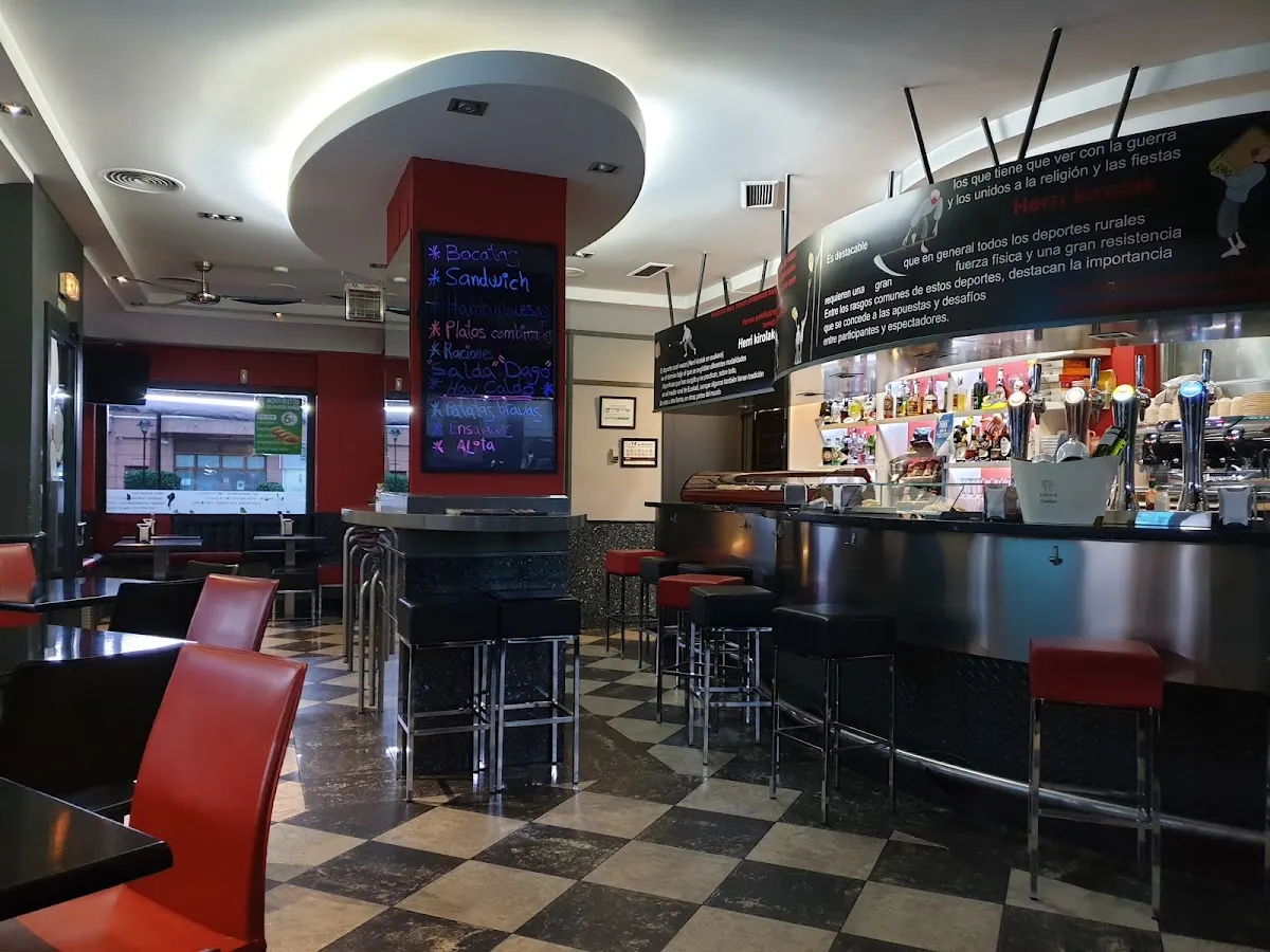 Interior de Cafetería Iruña con barra y mesas