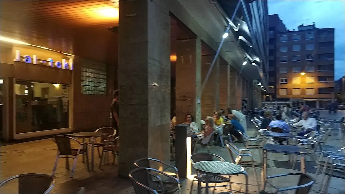 Terraza de la Cafetería Jai-toki junto a la plaza, con mesas ocupadas.