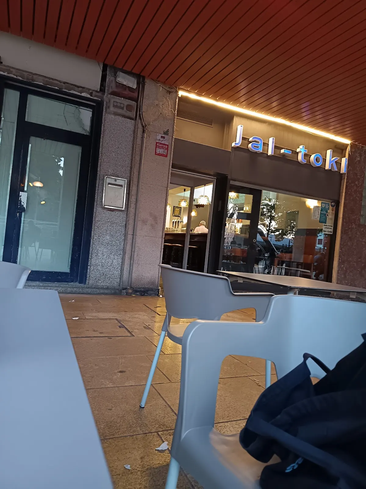 Fachada y terraza de la Cafetería Jai-toki.