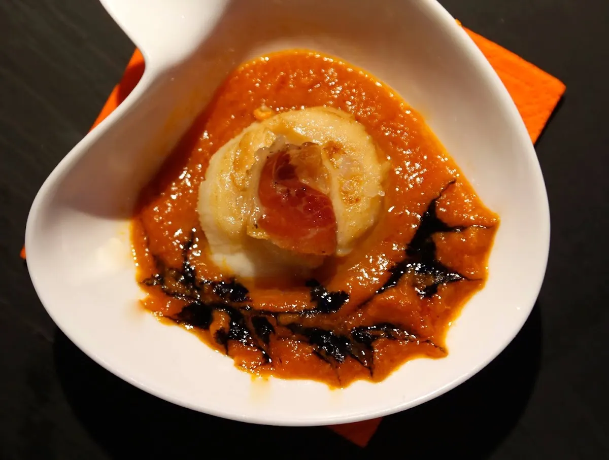 Pintxo servido en un plato blanco en Cafetería Leku Berri