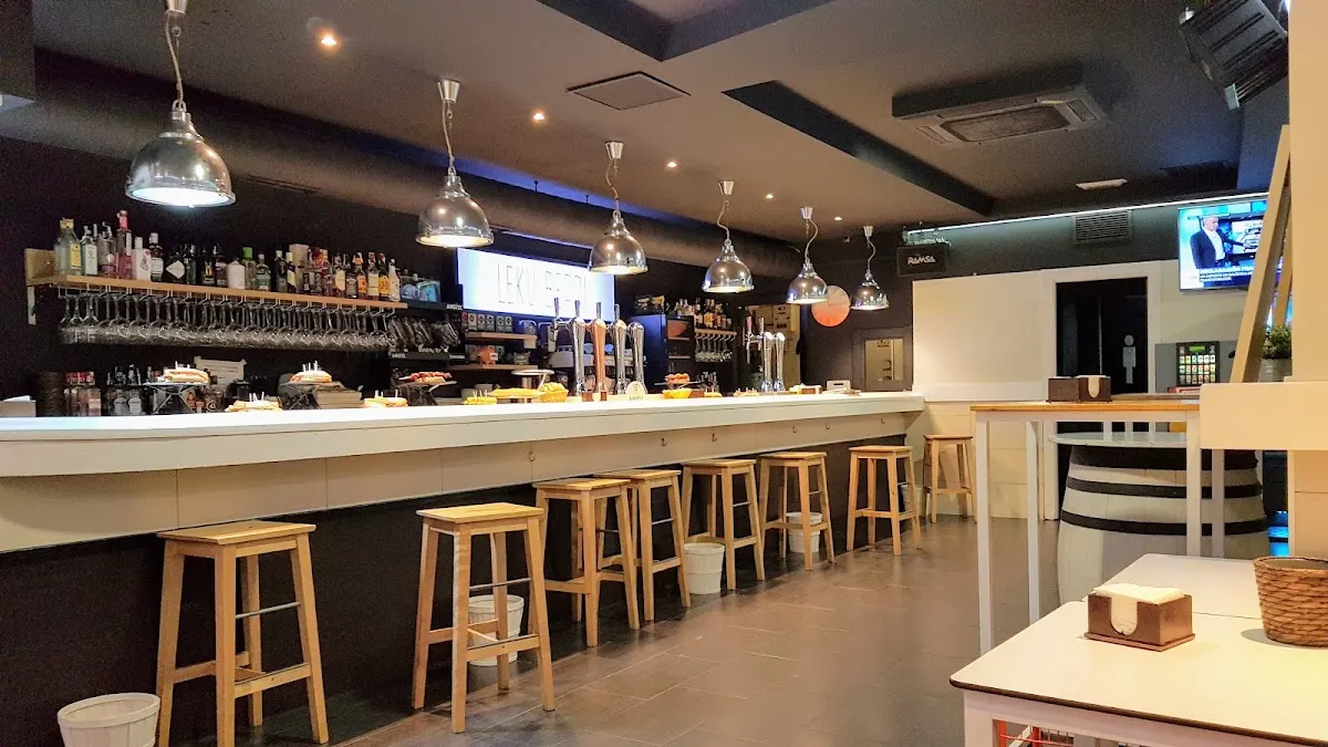 Barra y taburetes del interior de Cafetería Leku Berri