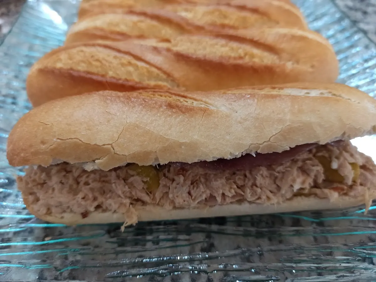 Bocadillo de atún en pan en Cafetería Lupetza