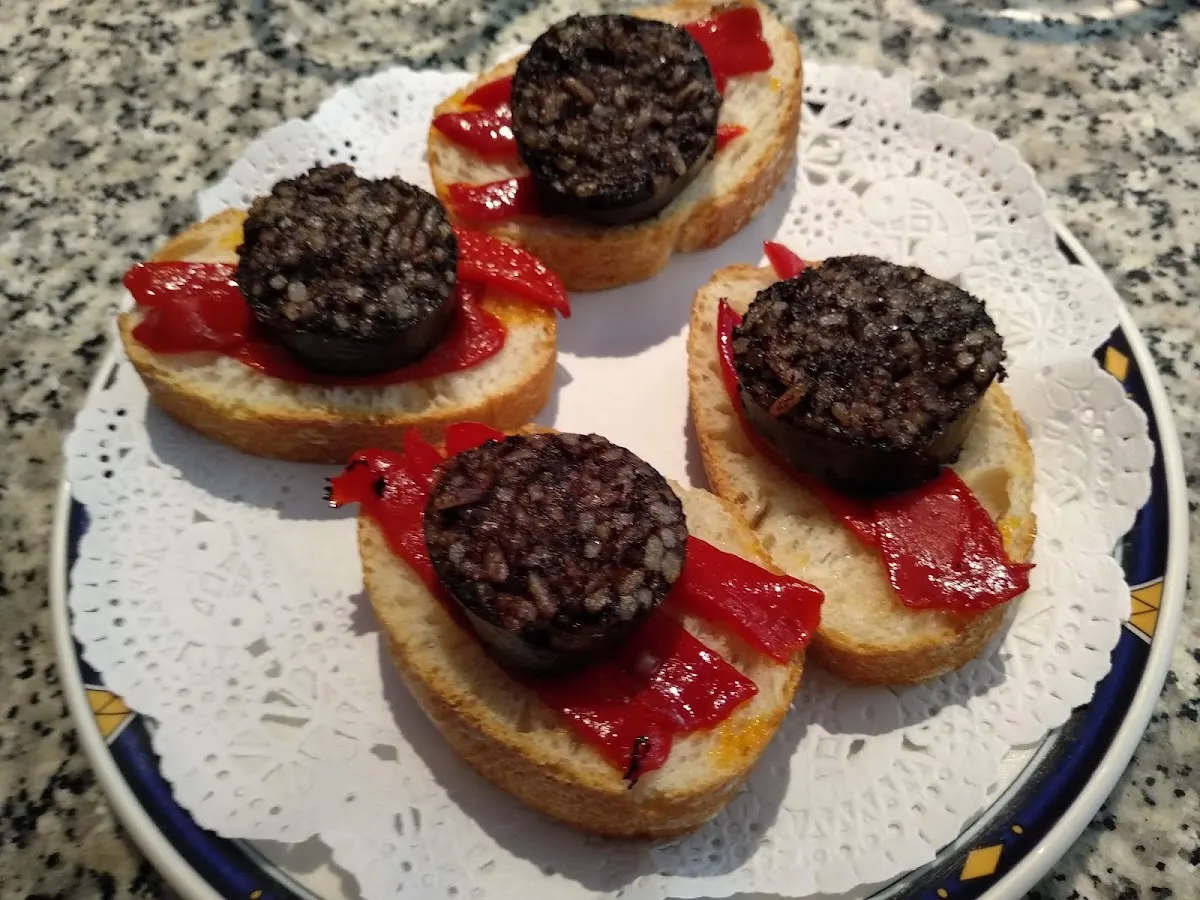 Pintxos de morcilla y pimiento sobre pan en Cafetería Lupetza