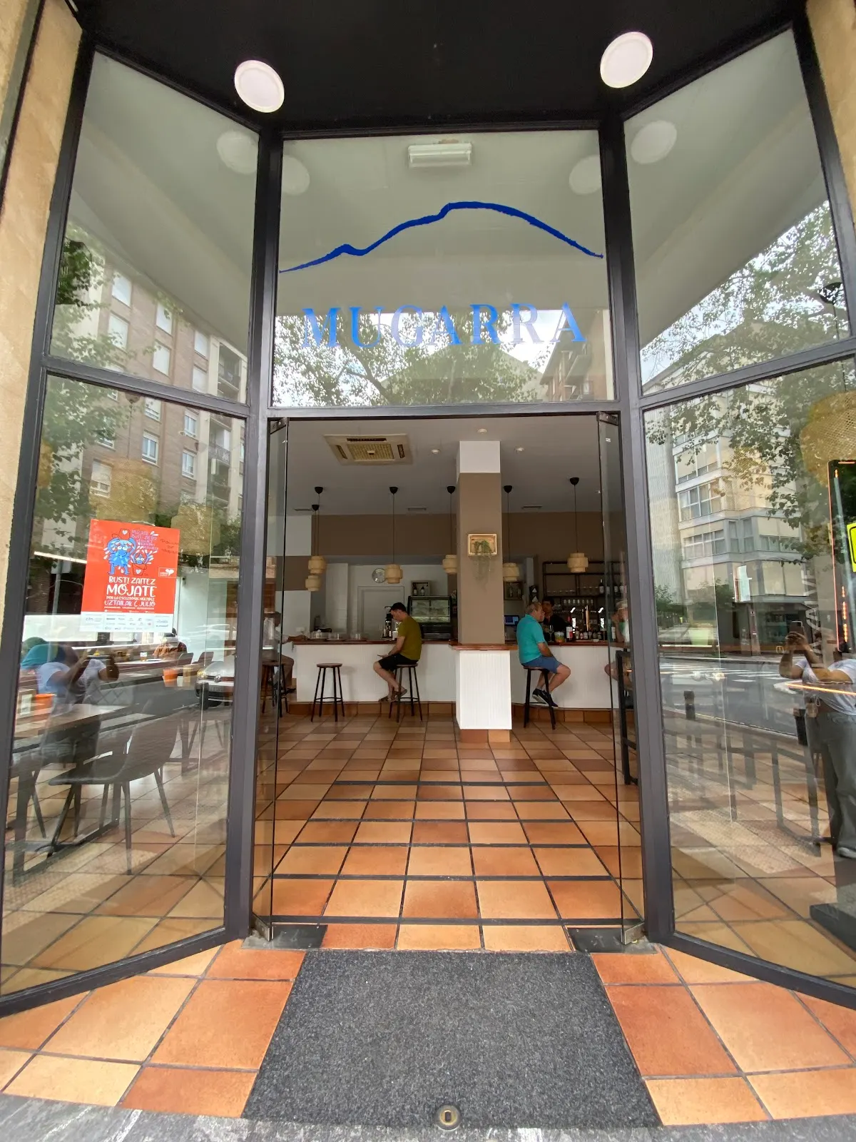 Entrada acristalada de Cafetería Mugarra en Durango