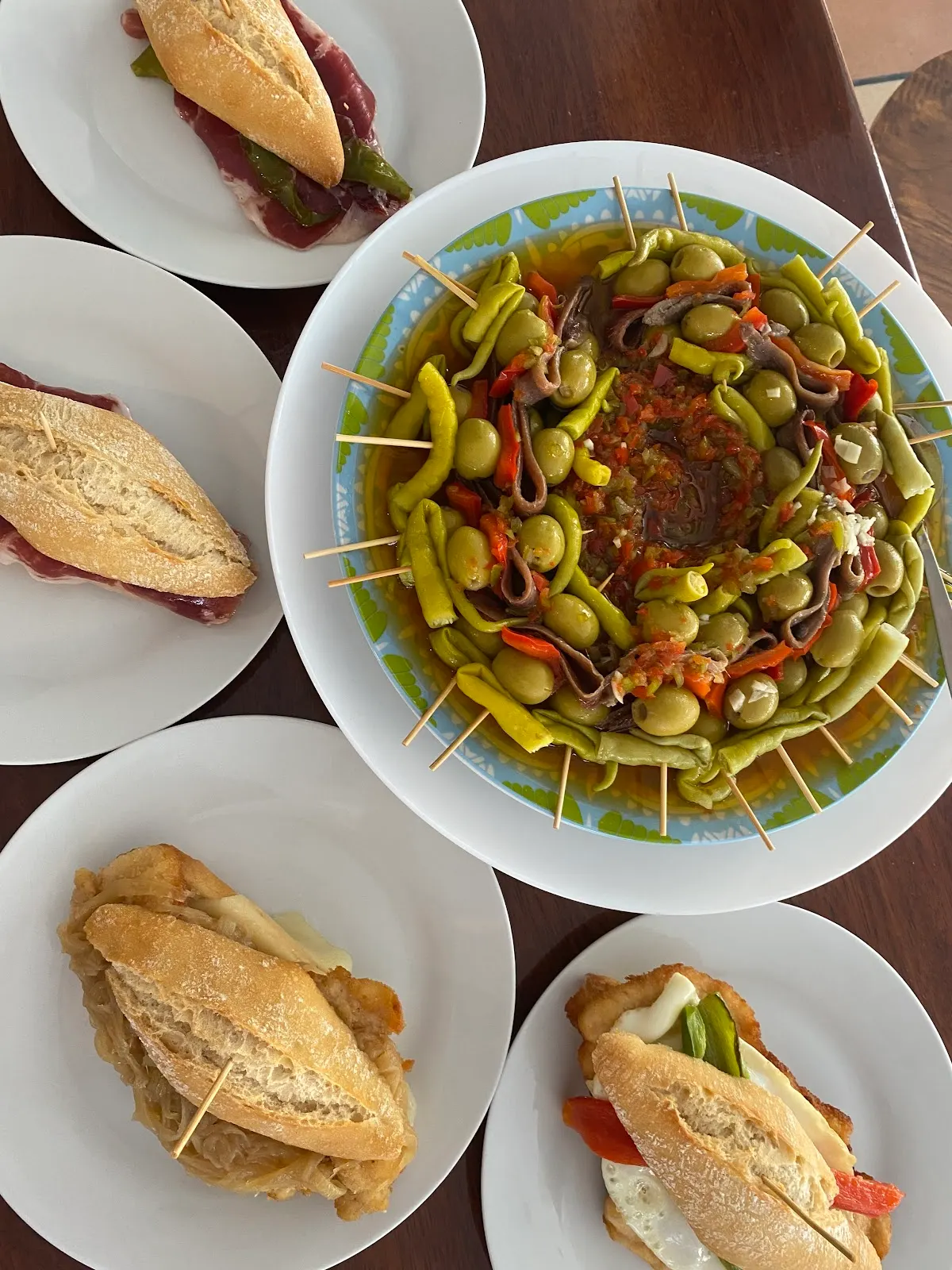 Platos de pintxos y banderillas en Cafetería Mugarra