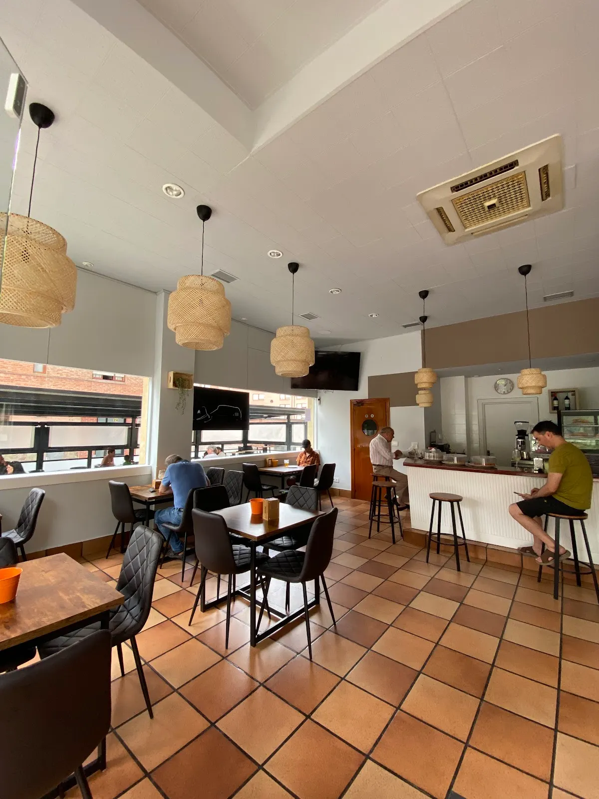 Interior de Cafetería Mugarra con mesas y barra