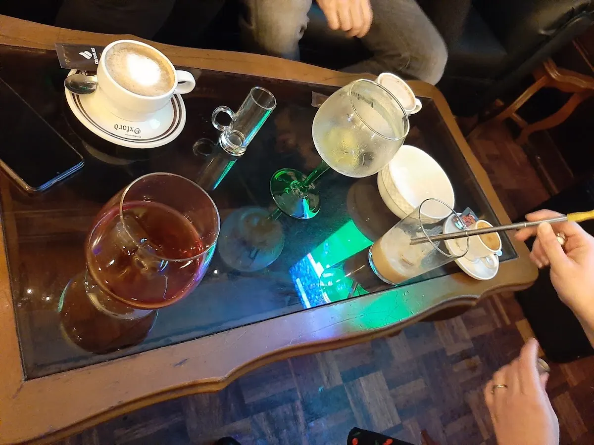 Bebidas y cafés servidos en una mesa de Cafetería Oxford.
