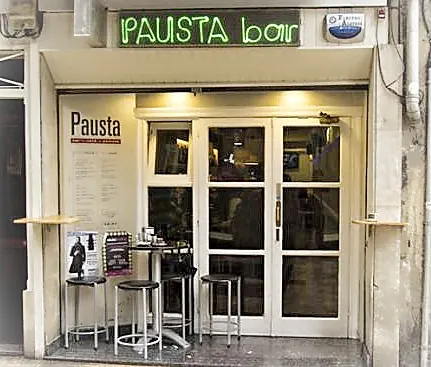 Entrada de Cafetería Pausta en Durango, con el rótulo luminoso sobre la puerta.