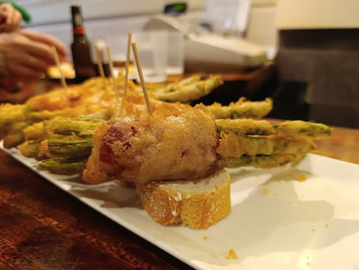 Pintxos variados servidos en una bandeja en Cafetería Pausta.