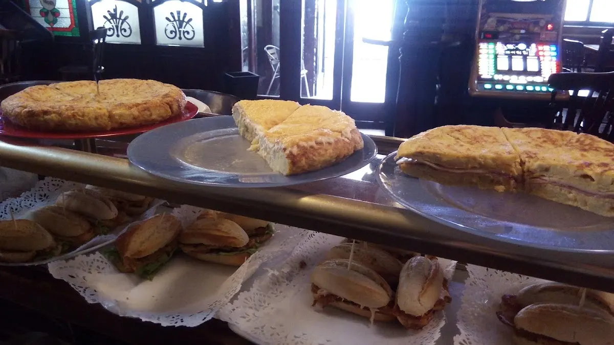 Barra de Cafetería Uramendi con tortillas y sándwiches preparados.
