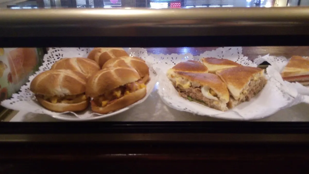 Sándwiches y bocadillos expuestos en la barra de Cafetería Uramendi.