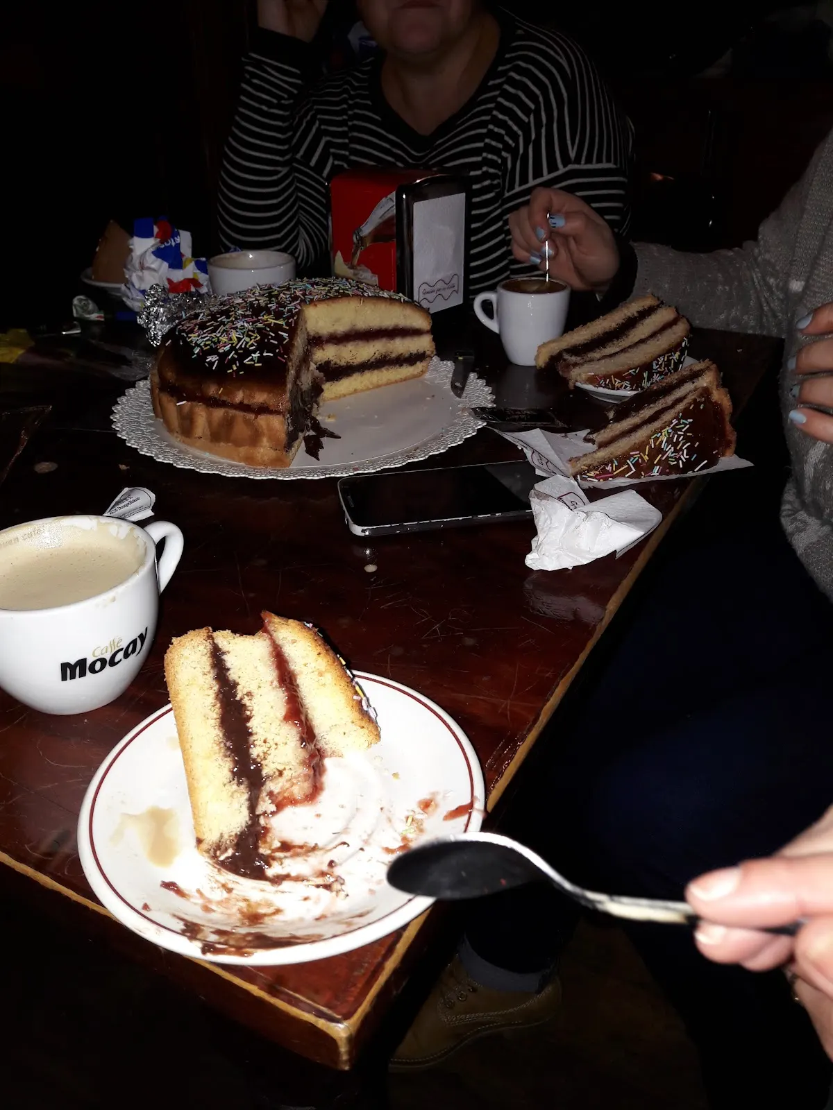 Porciones de tarta y café servidos en una mesa de Cafetería Uramendi.