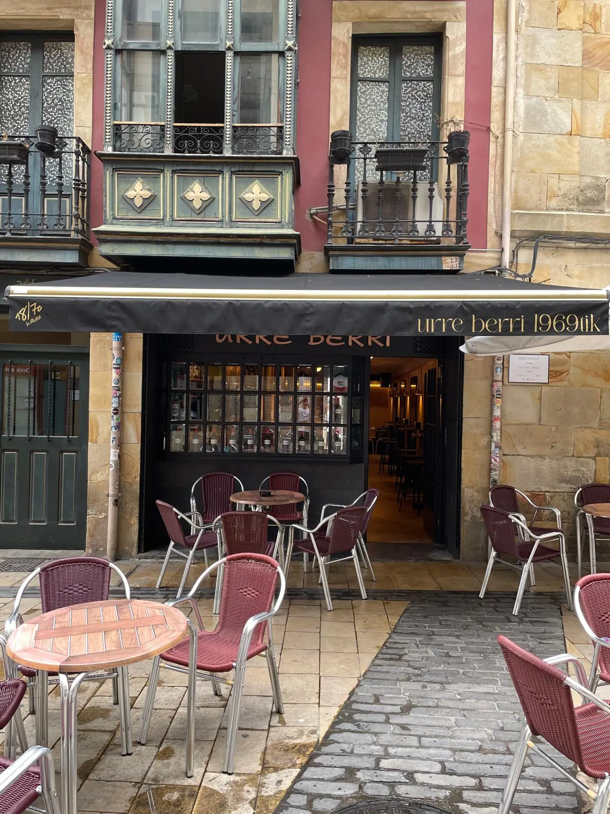 Fachada de Cafetería Urreberri con terraza y mesas en la calle, en Elorrio.