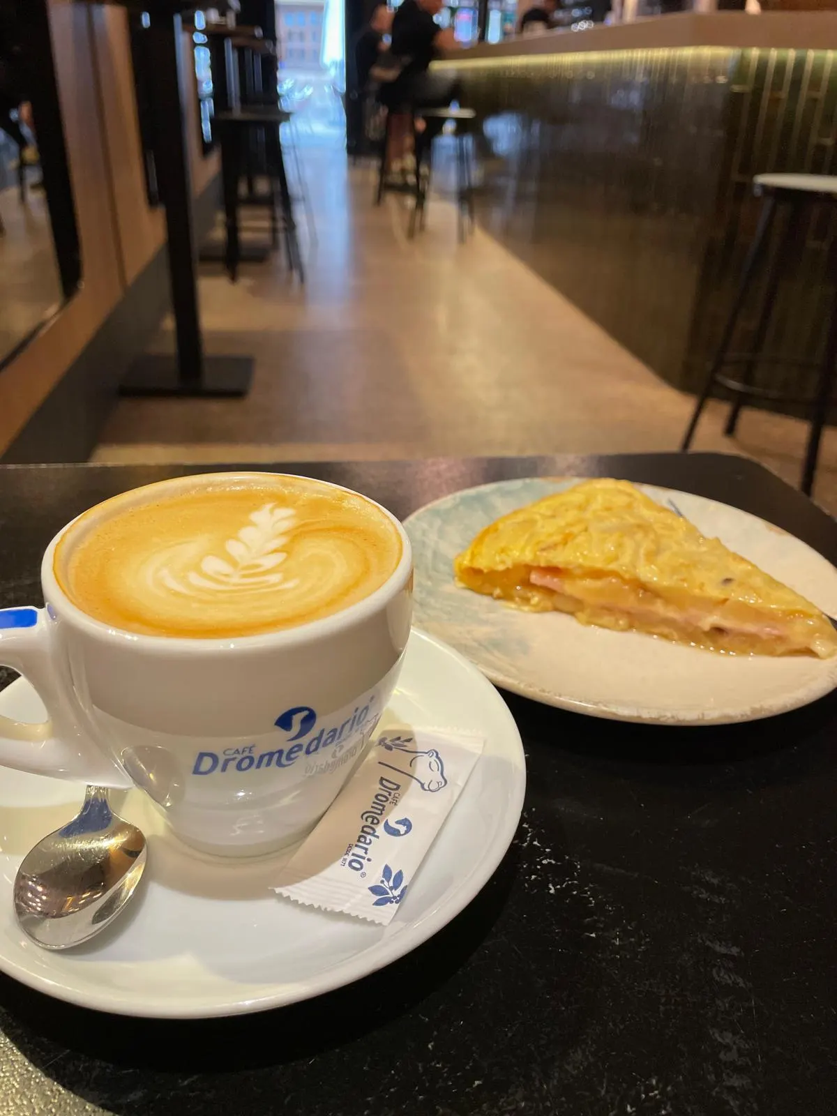 Café y porción de tortilla servidos en Cafetería Urreberri.