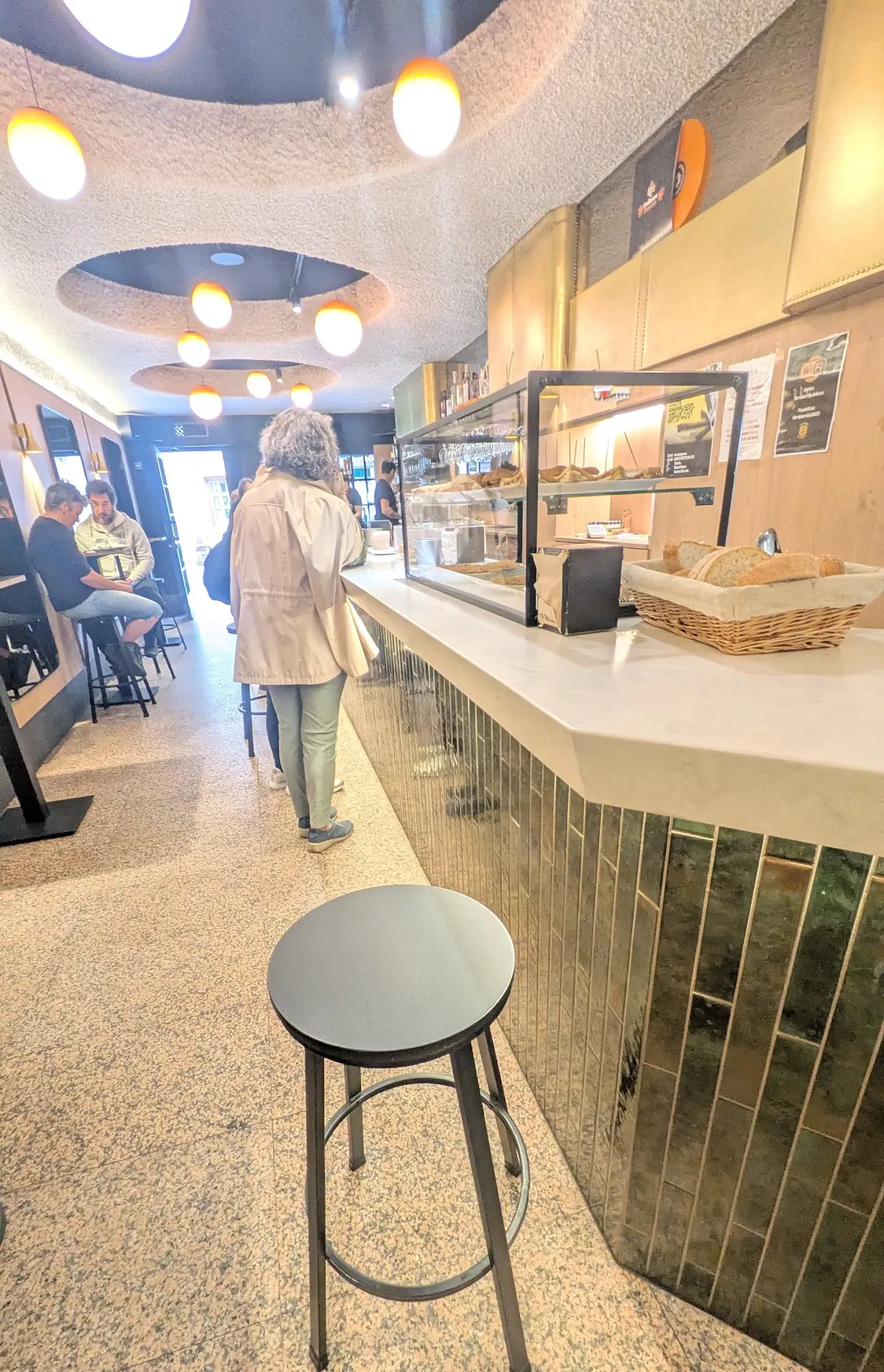 Interior de Cafetería Urreberri con barra y zona de mesas.