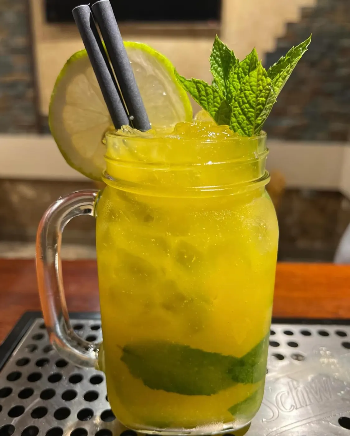 Combinado amarillo con limón y hierbabuena servido en Cafetería Uztargi