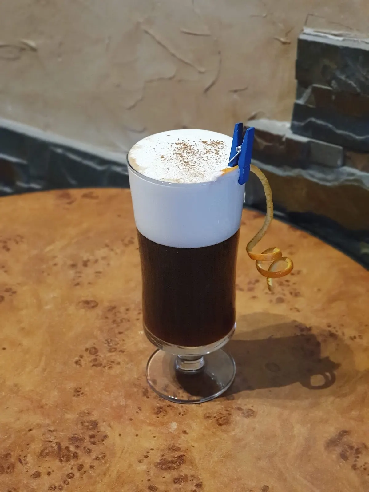 Bebida de café con espuma en una copa de Cafetería Uztargi