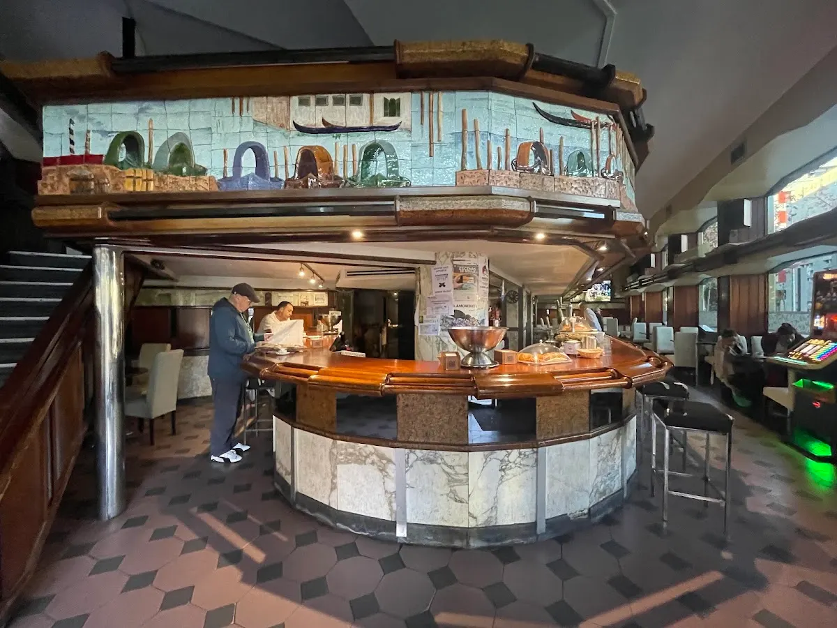 Interior de Cafetería Venecia con barra y zona de mesas.