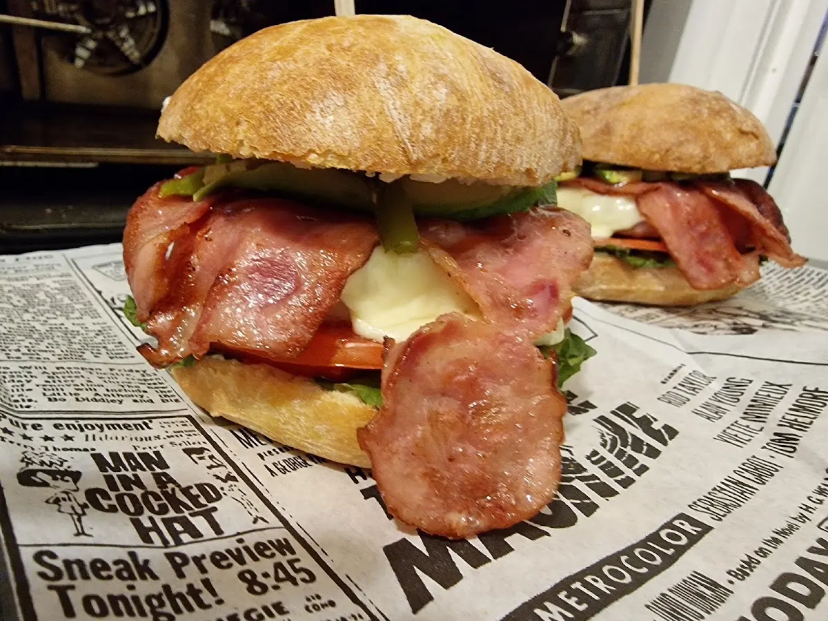 Bocadillos rellenos de bacon, queso y otros ingredientes.