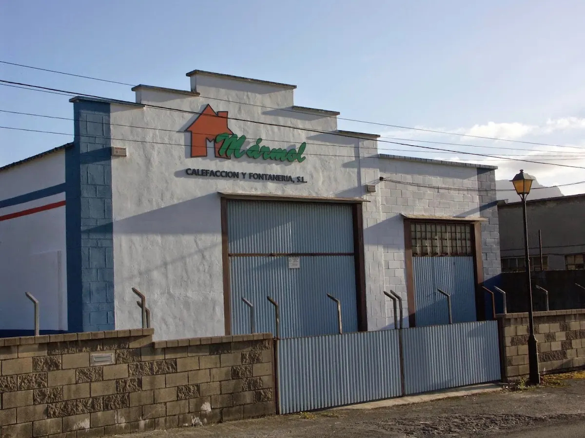 Fachada de Calefacción y Fontanería Mármol SLU con el rótulo del negocio.