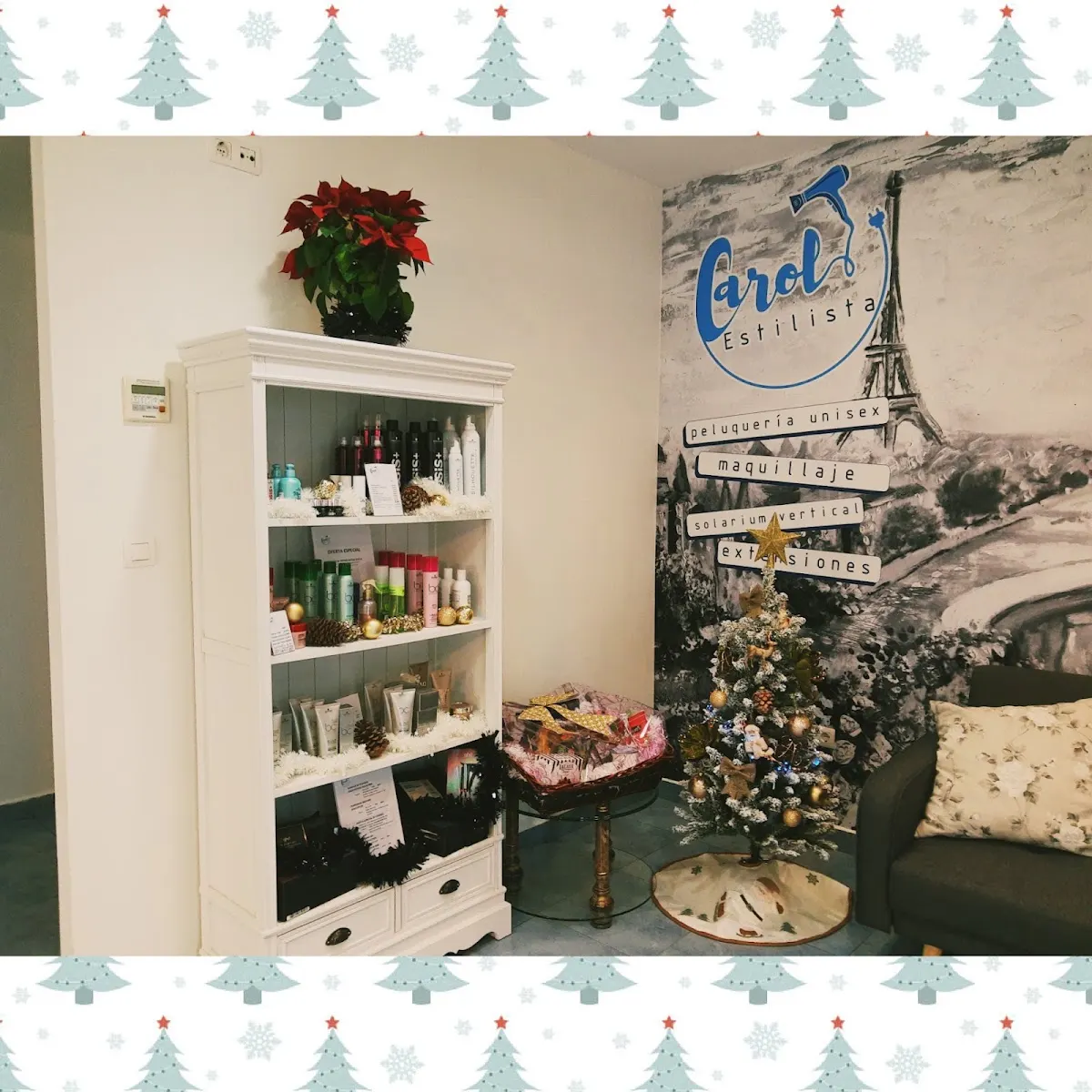Zona de espera de Carol Estilista Durango, decorada con productos de peluquería y motivos navideños.