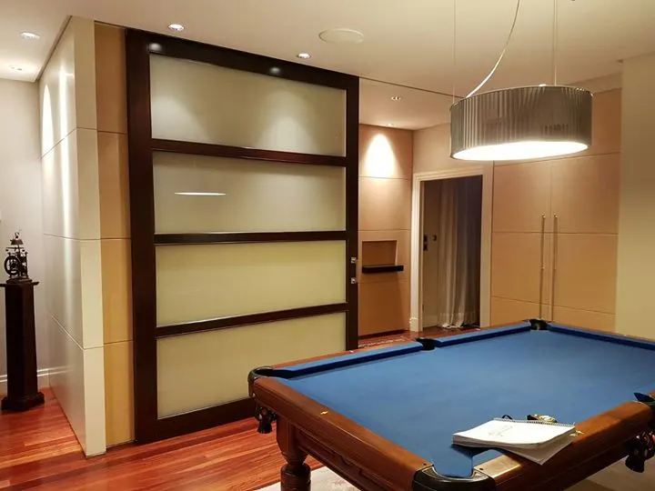 Puerta corredera y carpintería interior junto a una mesa de billar