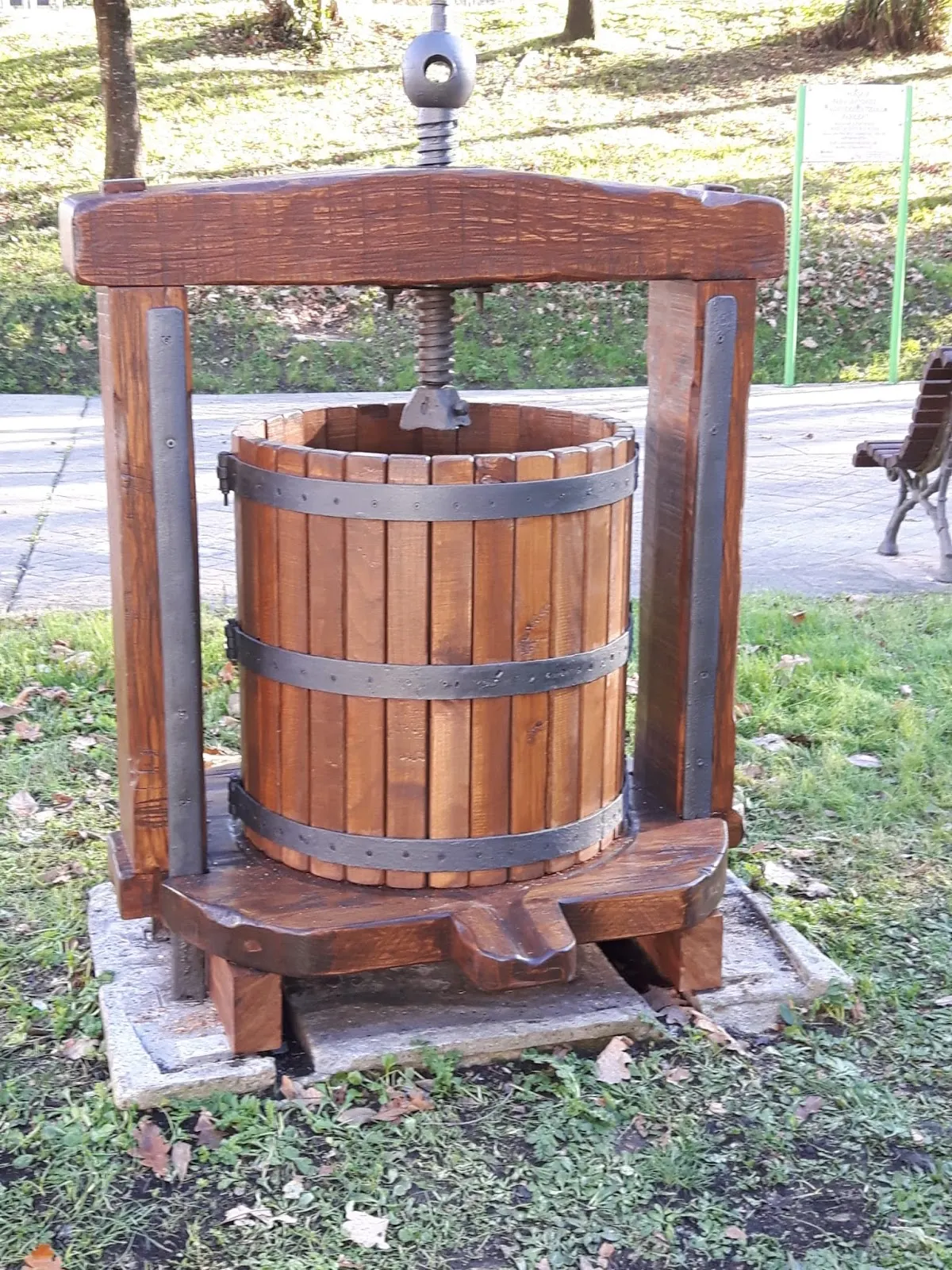 Prensa de madera construida por Carpintería San Andrés en un espacio exterior.