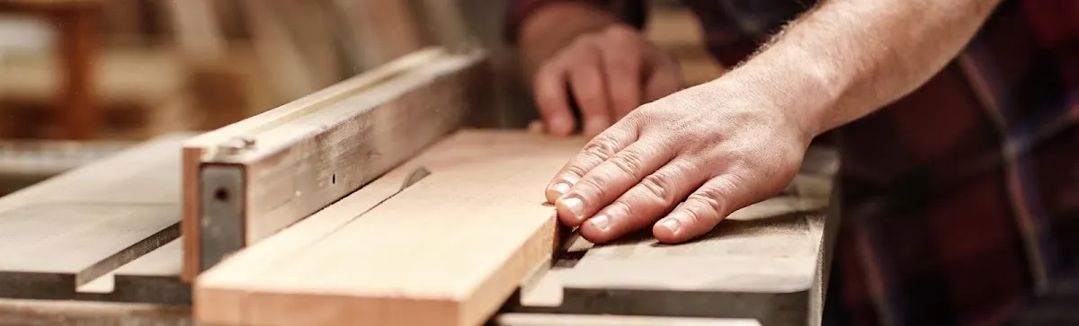 Manos trabajando una pieza de madera en el taller de Carpintería Zalder S.L.