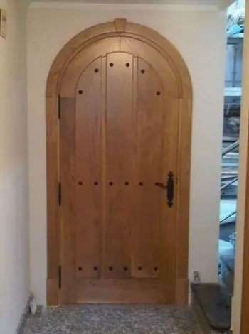 Puerta de madera arqueada realizada por Carpintería Zalder S.L.