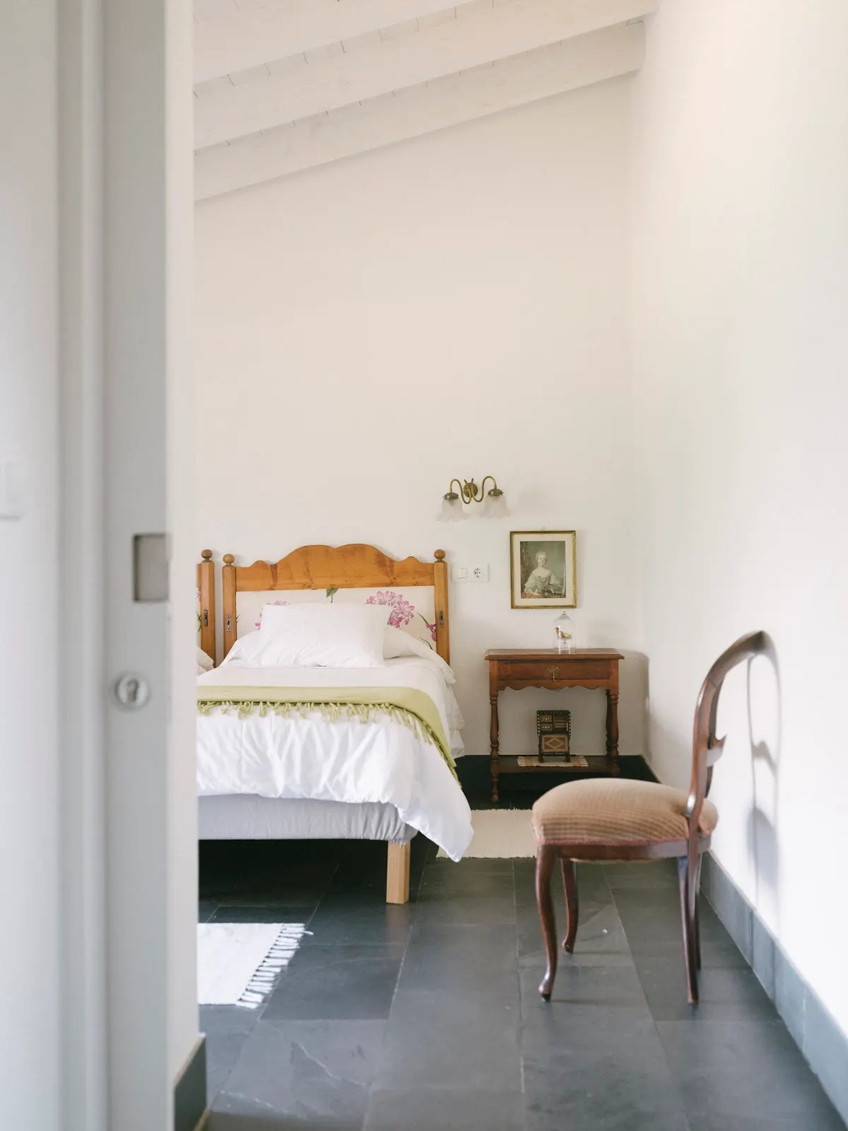 Dormitorio de Casa Goikomaia con cama doble y mobiliario de madera