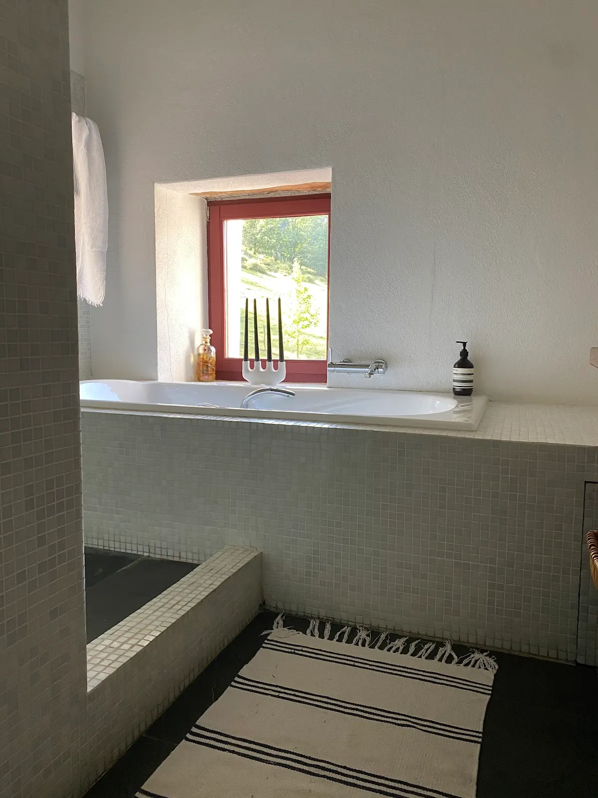 Baño de Casa Goikomaia con bañera y ventana al exterior