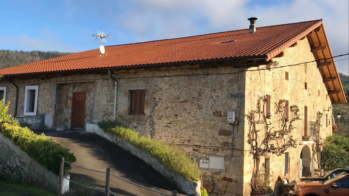 Casa Rural Berriolope, edificio rural de piedra con tejado de teja en Elorrio.