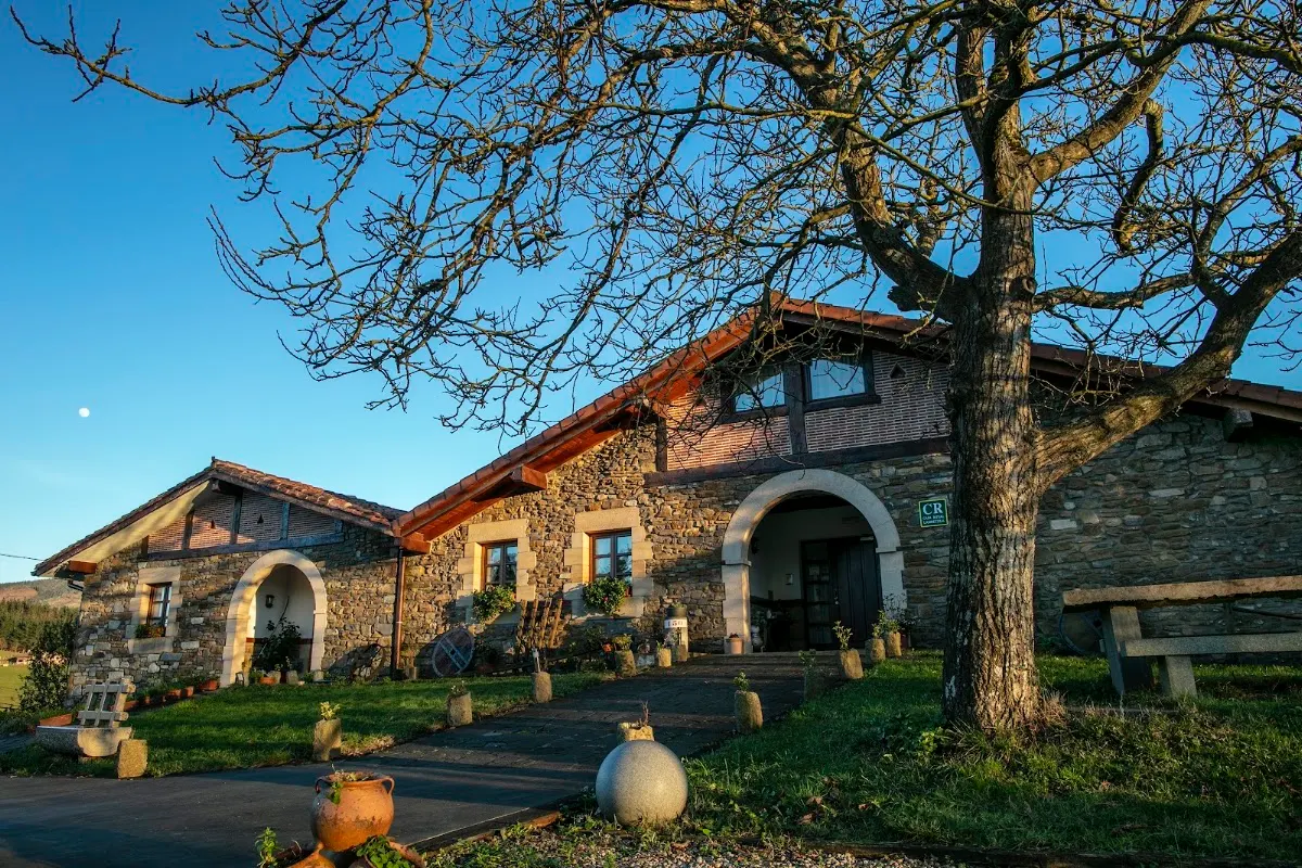 Vista exterior de Casa Rural Zelai Landetxea en un día soleado
