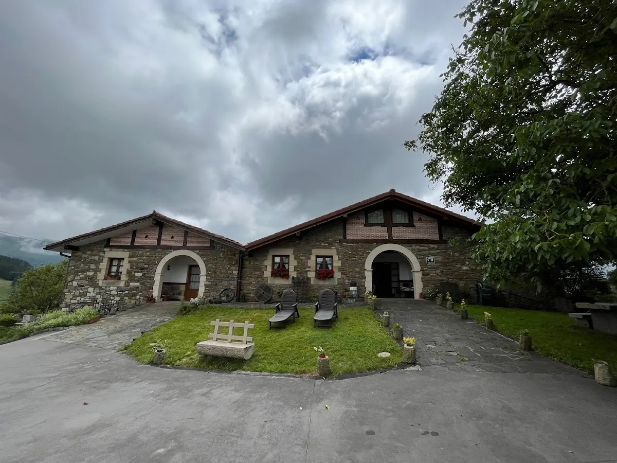 Casa Rural Zelai Landetxea con jardín y zona de descanso