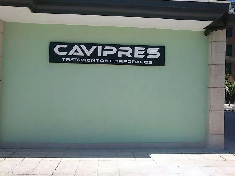 Fachada de CAVIPRES ESTETICA en Elorrio, con el rótulo de tratamientos corporales.
