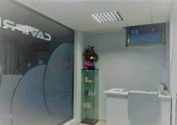 Interior de CAVIPRES ESTETICA, con mostrador de recepción y vitrina.