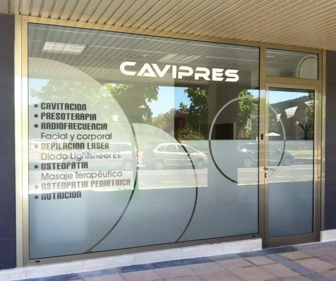 Escaparate de CAVIPRES ESTETICA con algunos de los tratamientos que ofrece.