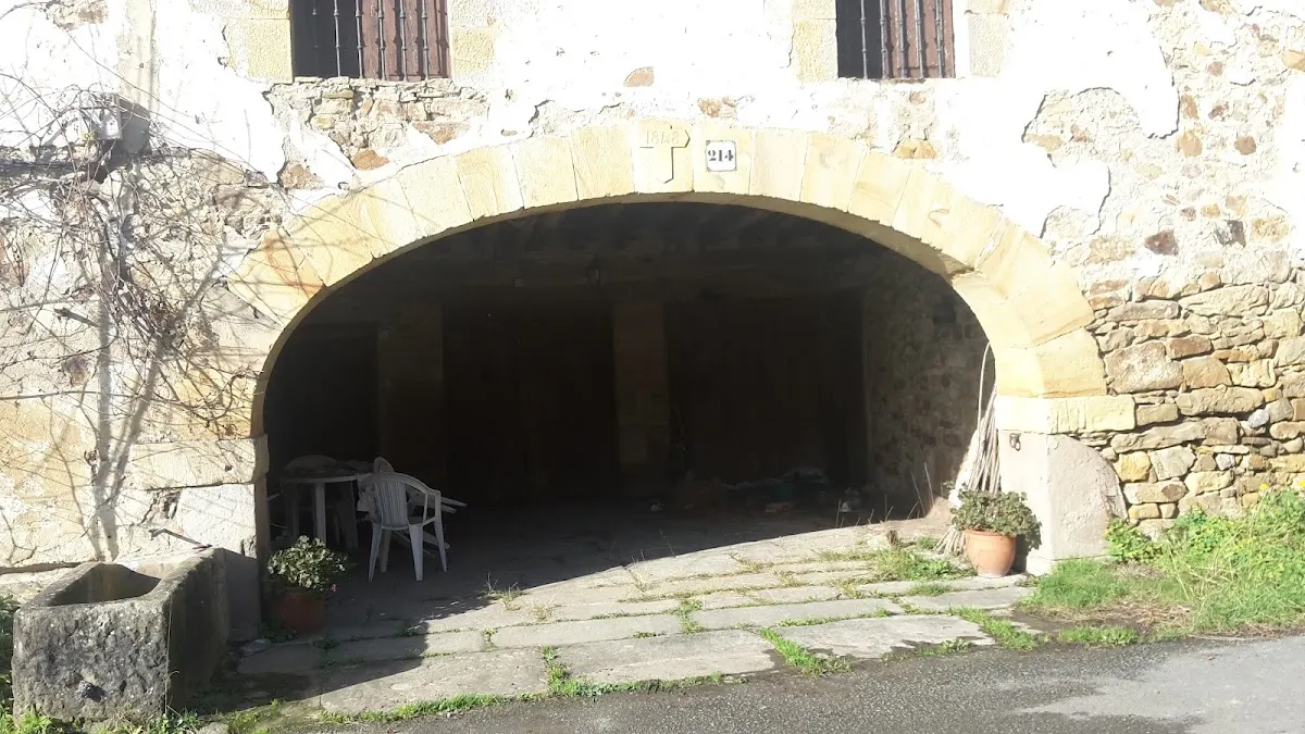 Entrada con arco de piedra de un edificio en Abadiño