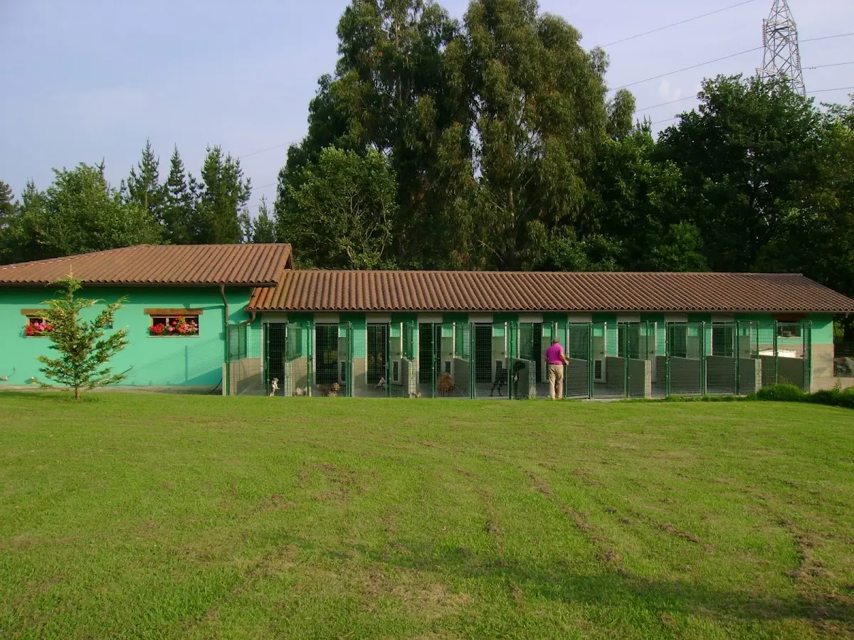 Edificio del Centro Clínico Veterinario del Duranguesado en un recinto ajardinado