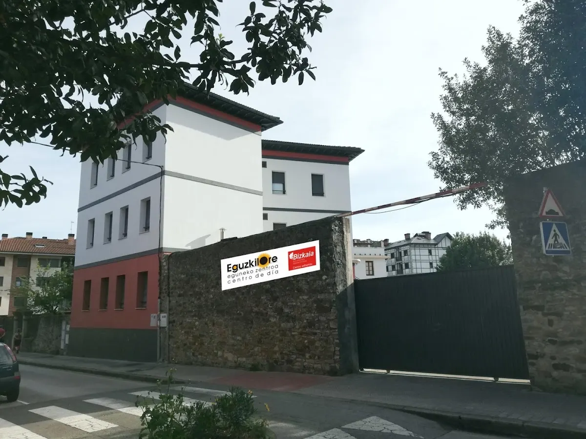 Edificio del Centro de Día Eguzkilore en Durango.