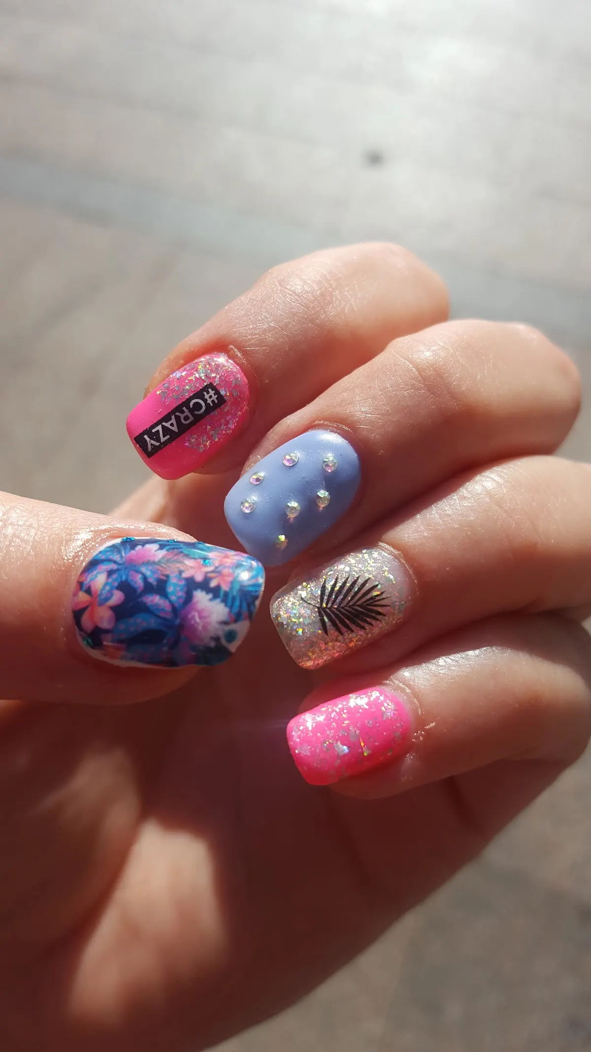 Manicura decorada con uñas de colores y diseños florales, trabajo de Centro de Estética Leire.
